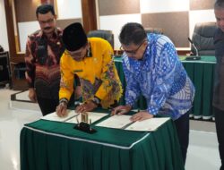 BUPATI SAFARUDDIN DAN REKTOR UNAND TEKEN MoU TINGKATKAN SDM DI DAERAH
