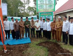 Ka Kankemenag Tanah Datar Melakukan Peletakan Batu Pertama Balai Nikah dan Manasik Haji Salimpaung