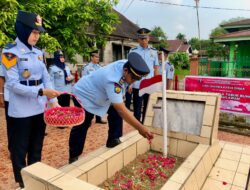 Kalapas Beserta Jajaran Melakukan Tabur Bunga di Makam Pahlawan K.H. Umar Usman