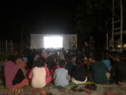 Gelar Nonton Bareng Film Kemerdekaan, Mahasiswa KKN UIN Suska Riau Desa Teberau Panjang Tanamkan Rasa Nasionalisme Sejak Dini