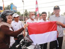 Semarak HUT RI Wako  Riza Falepi bagikan Ribuan Bendera untuk Warga Tercinta