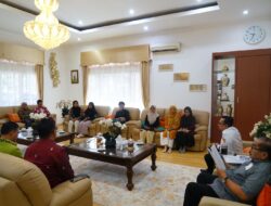 Calon Mahasiswa Bersilaturrahmi ke Rumah Dinas Bupati langsung diterima oleh Bupati Tanah Datar