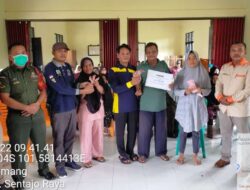 Kenaikan Harga BBM Pemdes Pulau Komang Sentajo Raya  Menyalurkan BLT Tujuan Meringankan Beban Masyarakat
