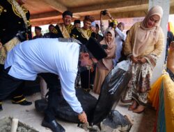 Peletakan Batu Parundiangan Suku di Festival Pesona Barulak