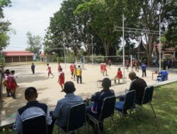 Bupati Tanah Datar Menyaksikan Pertandingan Turnamen Invitasi Bola Voli di lapangan Dinas PUPR
