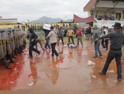 ”MASSA GERUDUK KANTOR BUPATI LIMAPULUH KOTA, DEMO TOLAK KENAIKAN HARGA BBM BERUJUNG RICUH”