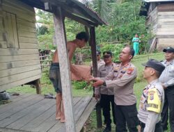 Masyarakat Kurang Mampu Mendapatkan Bantuan Bingkisan Sembako dari Kapolsek