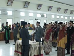 104 KEPALA UPTD SD DAN SMP DILANTIK,BUPATI SAFARUDDIN : TEGUHKAN TEKAD DAN SEMANGAT DEMI PENINGKATAN KUALITAS PENDIDIKAN