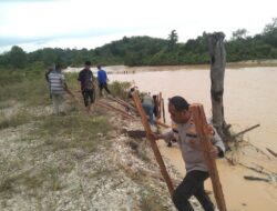 Kapolsek Singingi dan Warga Gotong Royong Membuat Turap  di Sungai Kandi Kelurahan Muara Lembu