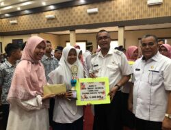 Pj. Walikota Payakumbuh Apresiasi dan Serahkan Penghargaan Bagi Peserta Didik Terbaik Tahun 2022