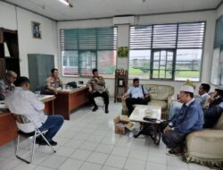 Personil Polres Kuansing Amankan Aksi Unjuk Rasa Oleh Masyarakat di PT. Adimulya Agrolestari