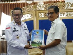 Penyerahkan LKPD Tahun Anggaran 2022 Kepada Kepala BPK RI Perwakilan Sumatera Barat Langsung Oleh Bupati Tanah Datar