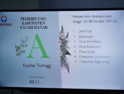 Kepala Ombudsman RI Perwakilan Provinsi Sumatera Barat Menyerahkan Penghargaan Kepada Bupati Tanah Datar