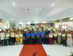 Bupati Tanah Datar Menyerahkan SK dan Piagam Penghargaan Kepada 111 ASN Pensiun