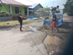 Warga Swadaya Timbuni Jalan Rusak Parah di Pangean