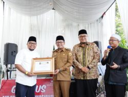 Owner PT. Penjuru Wisata Negeri Beri Penghargaan Untuk Bupati Tanah Datar