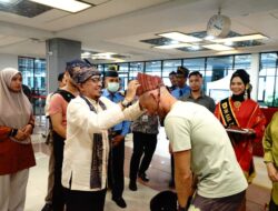 Potensi Wisata Kabupaten Tanah Datar Dipromosikan Bupati Dihadapan Penumpang Pesawat Air Asia