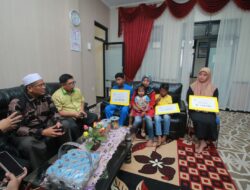 Program Bantuan Beasiswa Cerdas Berkarakter, Empat Orang Pelajar terima Bantuan Dari Dinas Pendidikan dan Baznas Kota Payakumbuh.