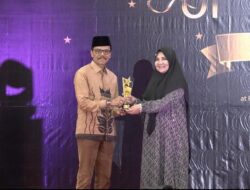 Safaruddin Dt. Bandaro Rajo Bupati Lima Puluh Kota menerima anugerah Sebagai Tokoh PENGUATAN ADAT DAN BUDAYA MINANGKABAU