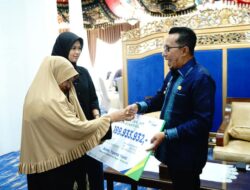 Bupati Tanah Datar Serahkan Santunan JKM Kepada Ahli Waris Almarhumah Yusma Yanti
