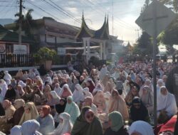 Membludak, Jamaah Sholat Idul Fitri di Halaman Masjid Taqwa Muhammadiyah