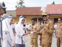 DUKCAPIL GOES TO SCHOOL, BUPATI LAUNCHING PELAYANAN ADMINISTRASI KEPENDUDUKAN DAN PENERAPAN IKD