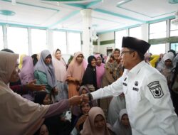 Masyarakat Penerima PKH di Masjid Raya Nagari Batu Taba Disambangi Bupati Tanah Datar