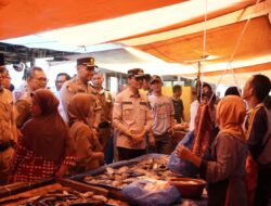 JELANG LEBARAN, BUPATI SAFARUDDIN BERSAMA KAPOLRES, KEPALA BPS, TIM TPID PANTAU KETERSEDIAAN DAN HARGA BAHAN POKOK