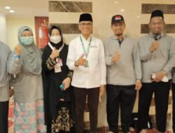 HADIR DI TENGAH JEMAAH HAJI LIMA PULUH KOTA, BUPATI MOTIVASI JEMAAH DAN PETUGAS PENDAMPING