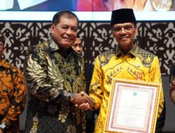 HARKOPNAS 2023, BUPATI SAFARUDDIN TERIMA PENGHARGAAN TOKOH PENGGERAK KOPERASI MADYA