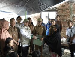 BUPATI SAFARUDDIN TINJAU KEBAKARAN DAN SERAHKAN BANTUAN DI SUNGAI CUBADAK