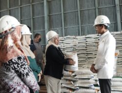 Tinjau Gudang Bulog Tanjung Pati, Bupati Pastikan Penyaluran Bantuan Beras Bapanas di Limapuluh Kota Berjalan Lancar