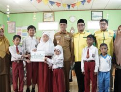 Bupati Serahkan Bantuan Seragam Sekolah Dan Beasiswa Di SD Negeri 01 Situjuah Batua
