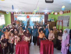 KIA Diberikan Kepada Siswa-Siswi SDN 13 Nagari Minangkabau Oleh Ketua TPPKK Tanah Datar