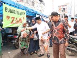 Jasman Borong Makana dan Berbagi Kepada Masyarakat Di Pasa Pabukoan