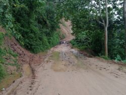 Jalan Alternatif Pagaruyung Minangkabau di Bukit Pakarak Sulit Dilewati