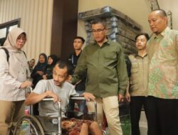 Rida Ananda menyerahkan bantuan Asistensi Rehabilitasi Sosial (Atensi)