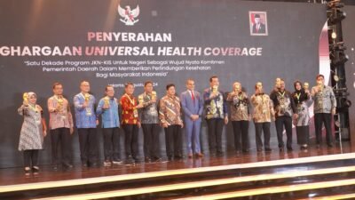 Bupati Tanah Datar Terima UHC Award 2024