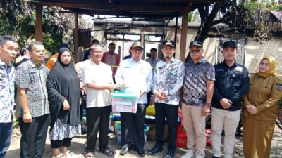 Wabup Ahlul Badrito Resha Serahkan Bantuan untuk Korban Kebakaran di Mungka
