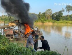 Polsek Kuantan Mudik Tertibkan Dua Unit Rakit PETI di Sungai Batang Tiu, Desa Setiang