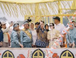 Wapres Gibran Dan Istri Selvi Ananda Putri Bersama Rombongan Melambai-lambaikan Tangan Pada Penonton Pacu Jalur Di Tepian Narosa Teluk Kuantan