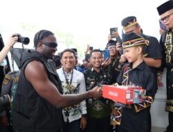 Momen Rapper Melly Mike Bertemu Dikha Bocah Pacu Jalur dan Beri Kado