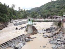 Bupati Tanah Datar Tinjau Tanah Amblas dan Pengungsi di Nagari Sumpur