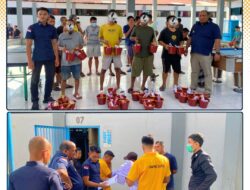 LAPAS KELAS IIA BUKITTINGGI BAGIKAN PAKAIAN DAN PERLENGKAPAN MANDI UNTUK WARGA BINAAN