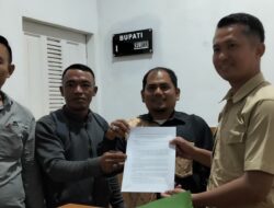 Bupati Mentawai Terima Tanda Tangan Warga Desa Betumonga Terkait Polemik Lahan yang Diplang Satgas PKH