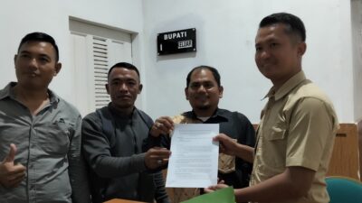 Bupati Mentawai Terima Tanda Tangan Warga Desa Betumonga Terkait Polemik Lahan yang Diplang Satgas PKH