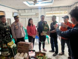 Polsek Sikabaluan Polres Kepulauan Mentawai Dampingi Bupati Salurkan Bantuan ke Lokasi Banjir
