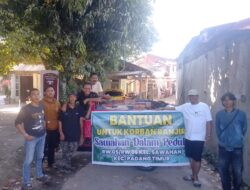Ketua RT 05/RW 06 Sawahan Dalam Bersama Pemuda Salurkan Bantuan untuk Korban Banjir di Lubuk Minturun