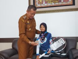Apresiasi Spontan, Wawako Elzadaswarman Serahkan Raket Tenis Baru untuk Hanijfa Magno