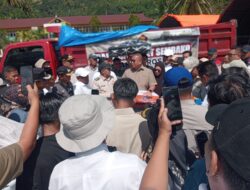 Anggota DPR RI Andre Rosiade Serahkan Bantuan Untuk Masyarakat Terkena Galodo di Tanah Datar